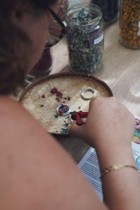 atelier amulettes énergétiques plantes réunionnaises pinces et confection