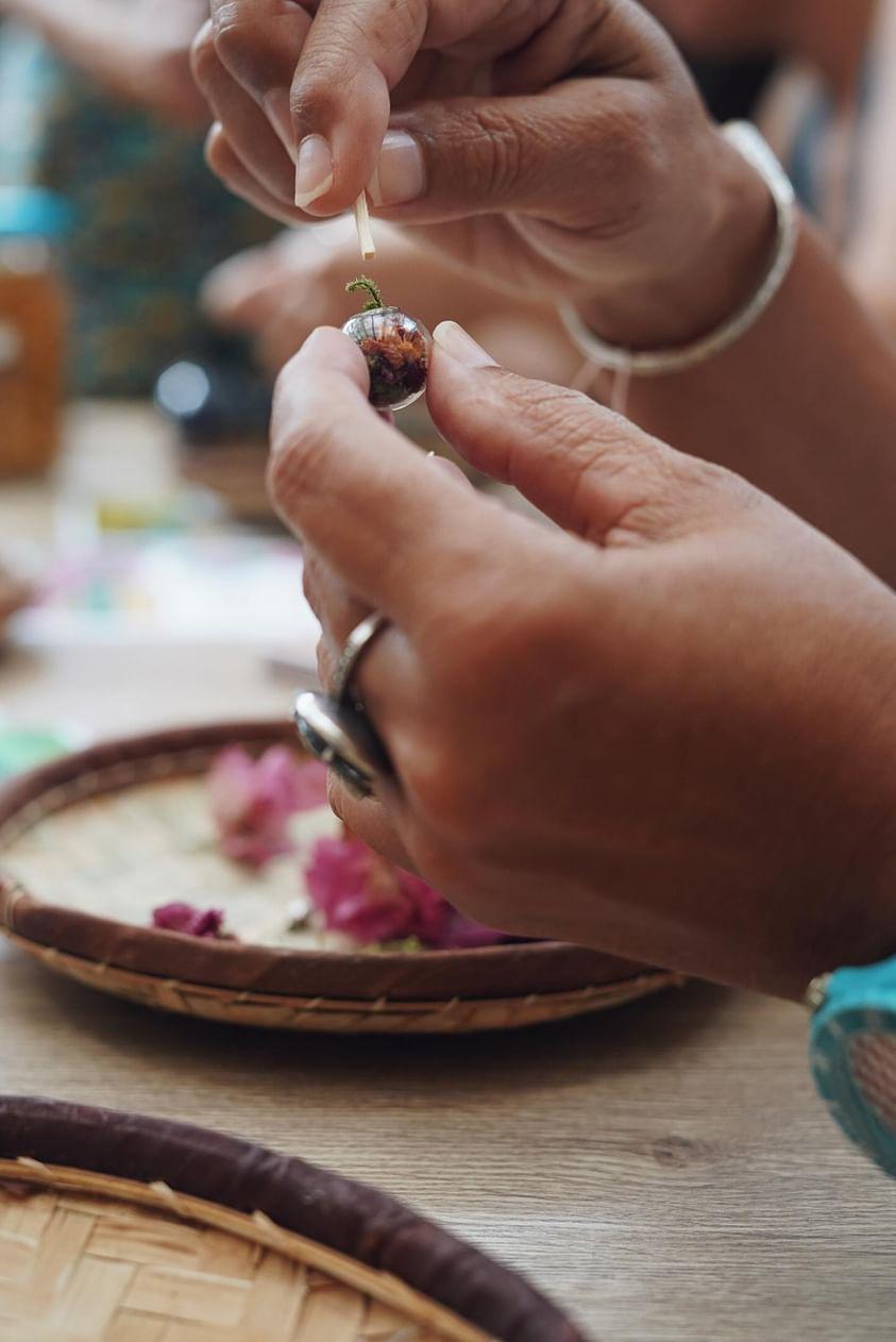 atelier création amulette énergétique plante réunionnaise